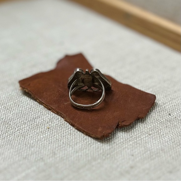Vintage Stone Chip Butterfly Ring - Picture 4 of 4